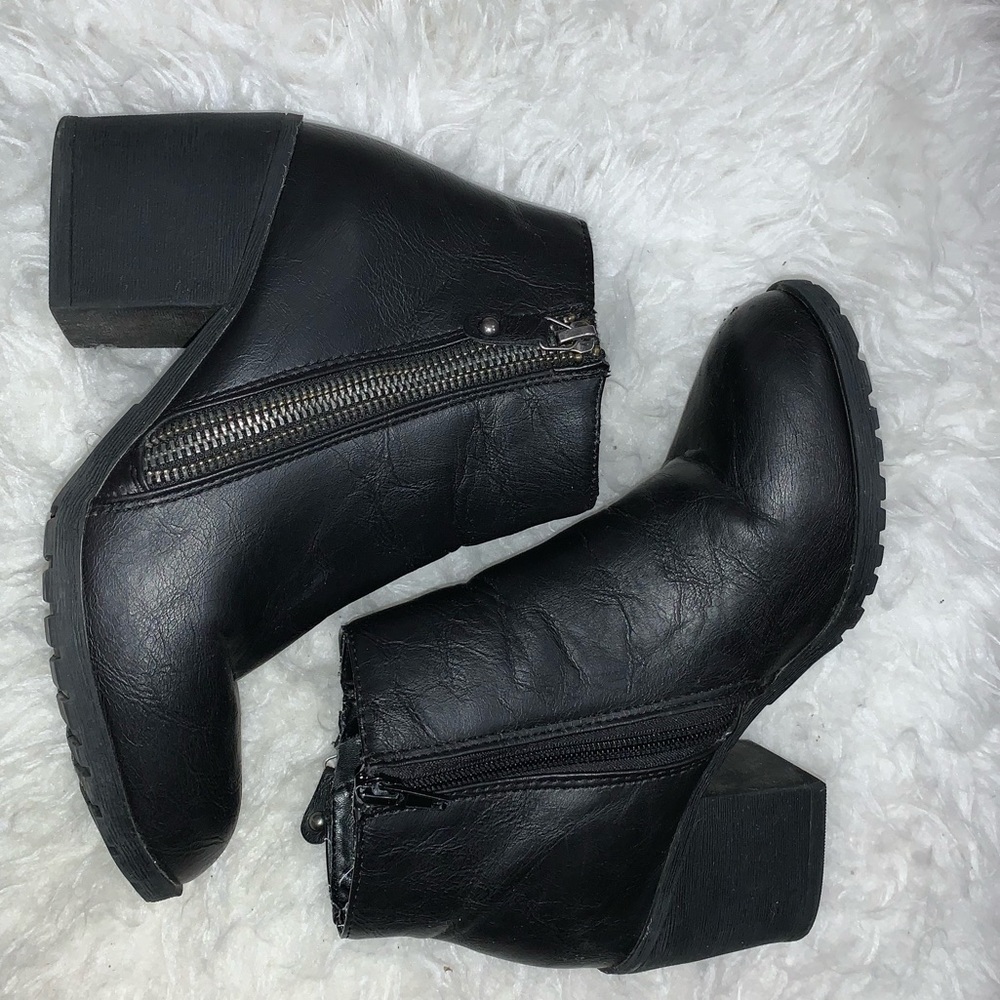 Forever21 Leather zip detail boot heels!